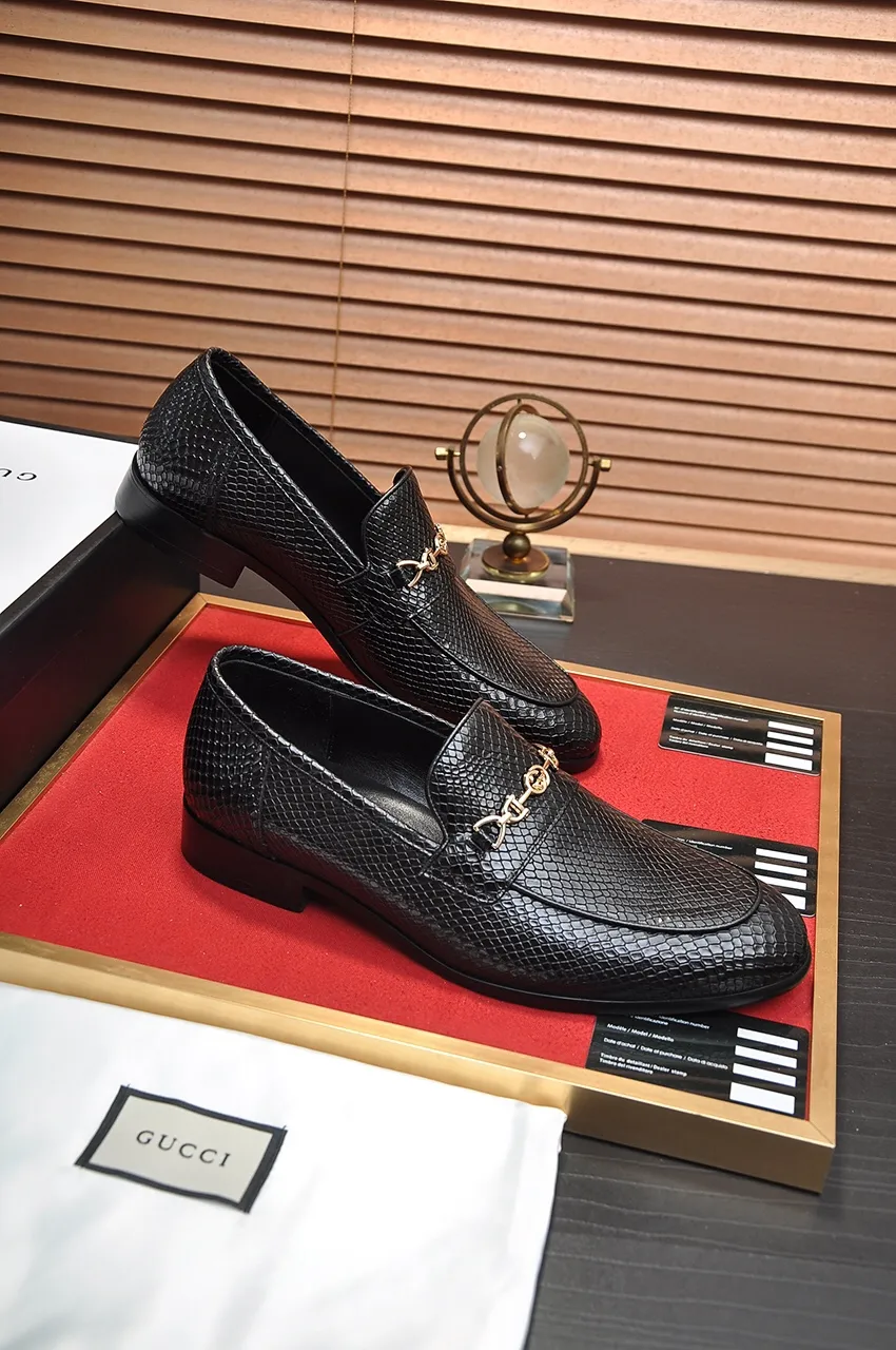 Men's shoes💰500💶Italy's top luxury men's shoe giant (GUCCI) (Gucci) (full cowhide lining) new arrival🍃Original European style🔰 Pleasant to the eye😍In order to make the shoes more durable and non-deformable🌀The production continues to follow traditional methods but there is still no lack of innovation💪Choose original sheepskin for the leather♻️ Smooth and natural And extra bright ⭐Made of imported cowhide, the first choice of rich people 38-45 (45 customized)